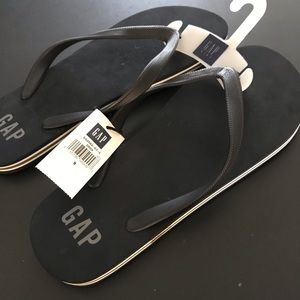 NWT Men’s Gap Flip Flops. Deep Navy color. Sz 9